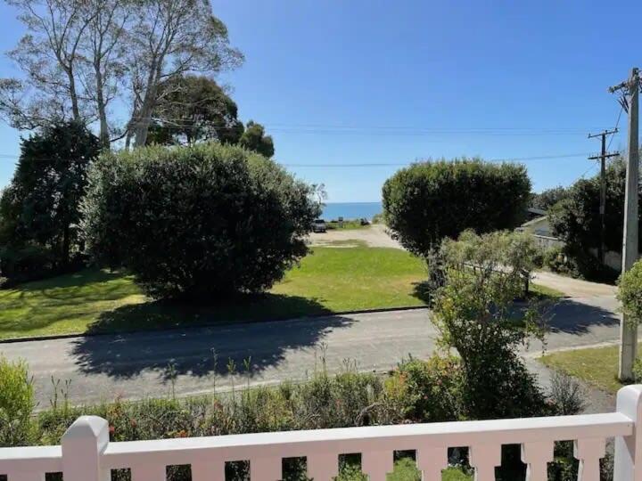 Holiday home Coastal Charm In Patons Rock Rangihaeata